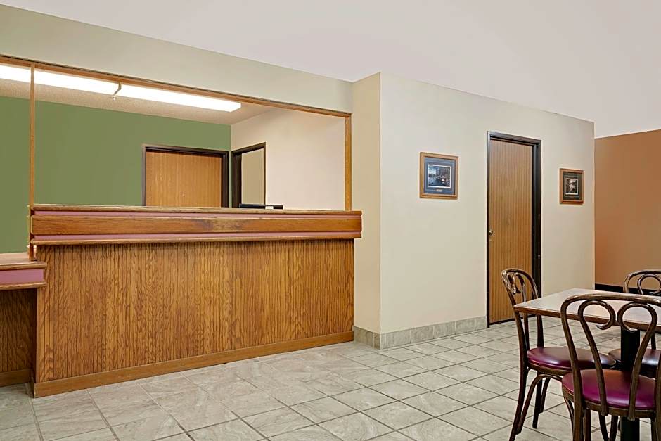 Super 8 by Wyndham Cloquet