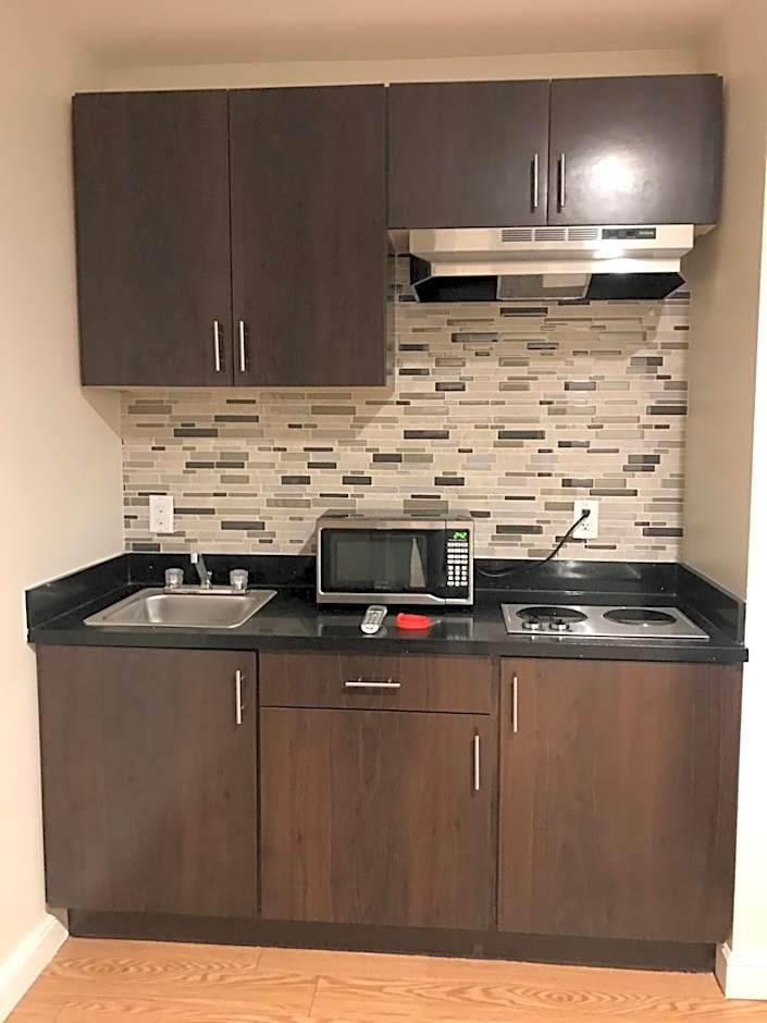 Econo Lodge Inn & Suites