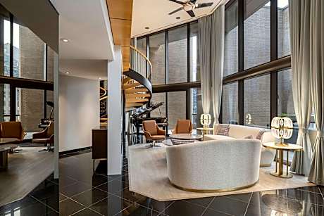 Tai Pan Penthouse, 1 Bedroom Penthouse Suite, In Loft: 1 King, City view, Balcony