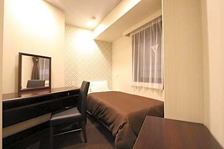 Compact Single Room - Smoking - Small Dog Friendly