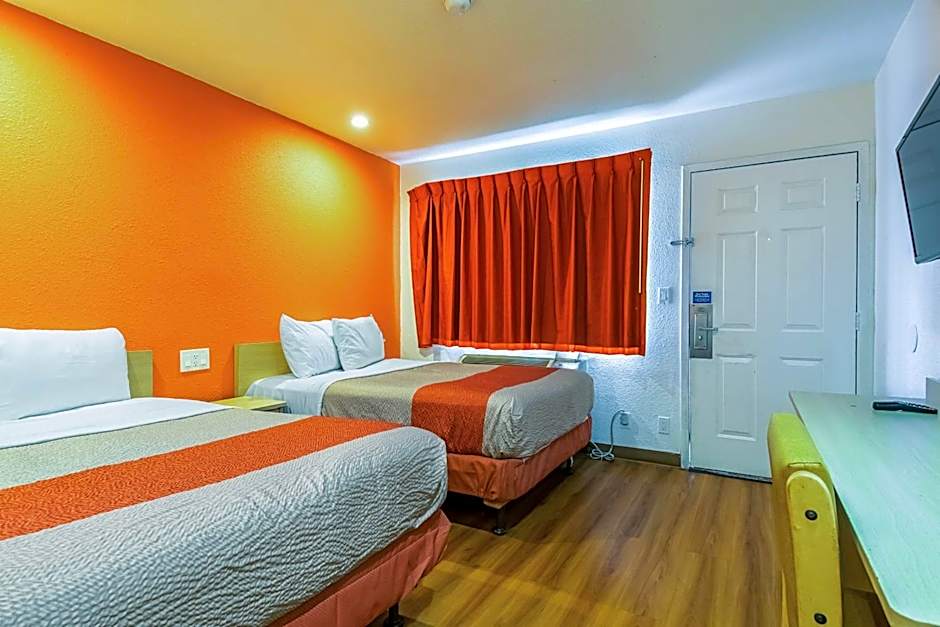 Motel 6-Bakersfield, CA - Airport