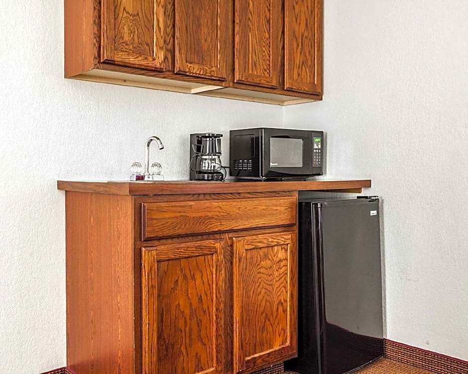 Quality Inn & Suites Des Moines - Merle Hay Road