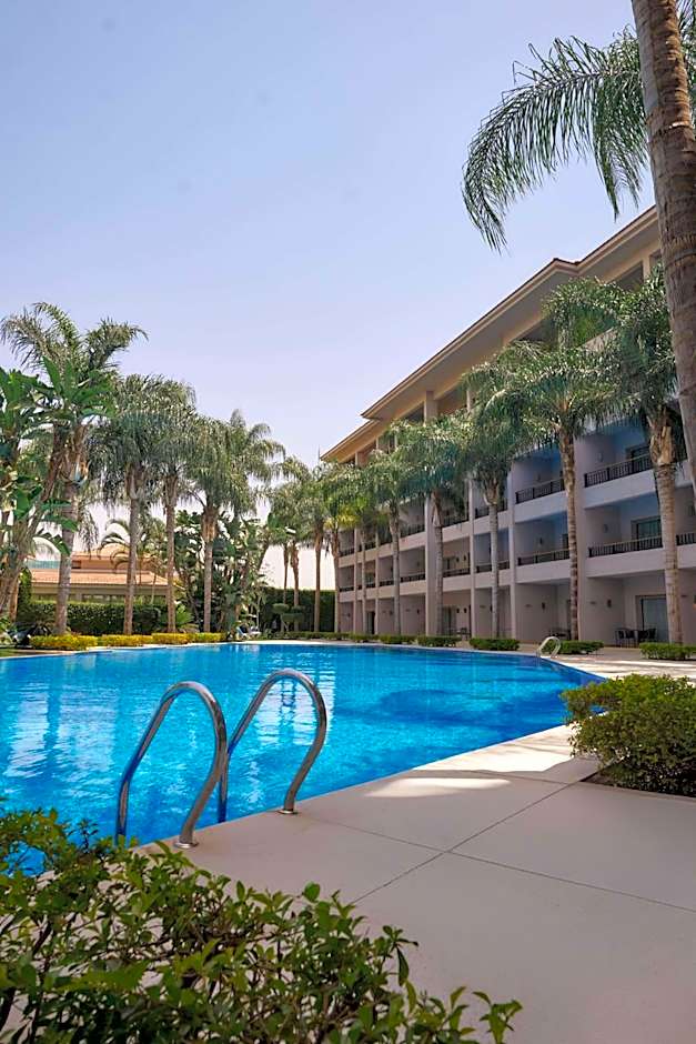 Dusit Thani LakeView Cairo