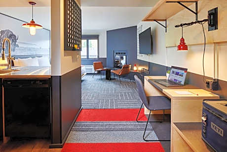 Deluxe King Studio