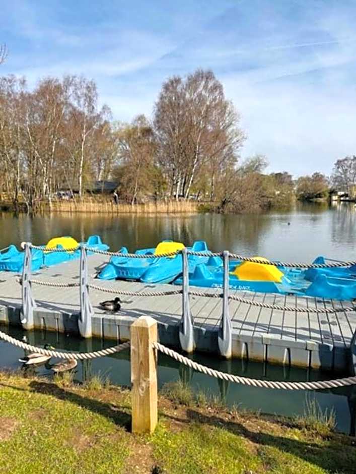 A HOME AWAY HOT TUB RETREAT AT Tattershall lakes country park