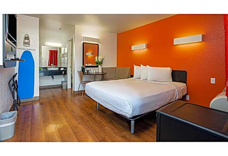 1 Queen Bed | Outdoor Pool