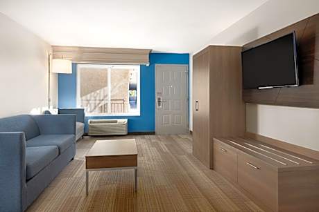 1 Kng Ste Addnl Living Pool View Sofa Bd