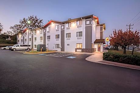 Super 8 by Wyndham College Park Wash DC Area