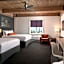 Harbor House Hotel and Marina at Pier 21