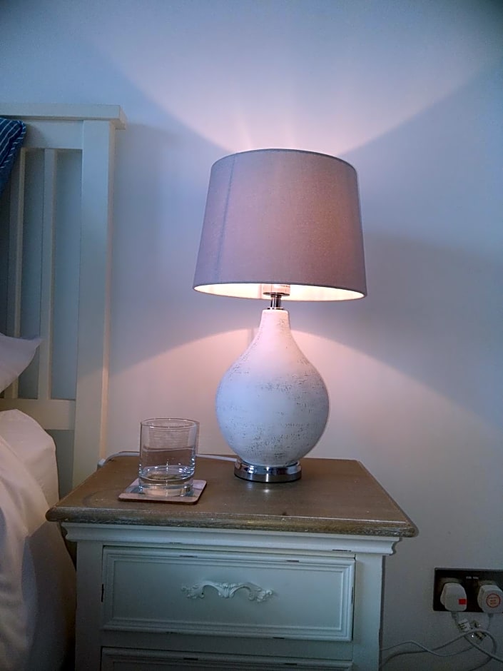 AnchorageWells Entire Cottage OR a King Ensuite on Room Only