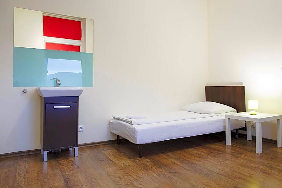 Single Room with Shared Bathroom — 8 fotoğraftan 1. fotoğraf