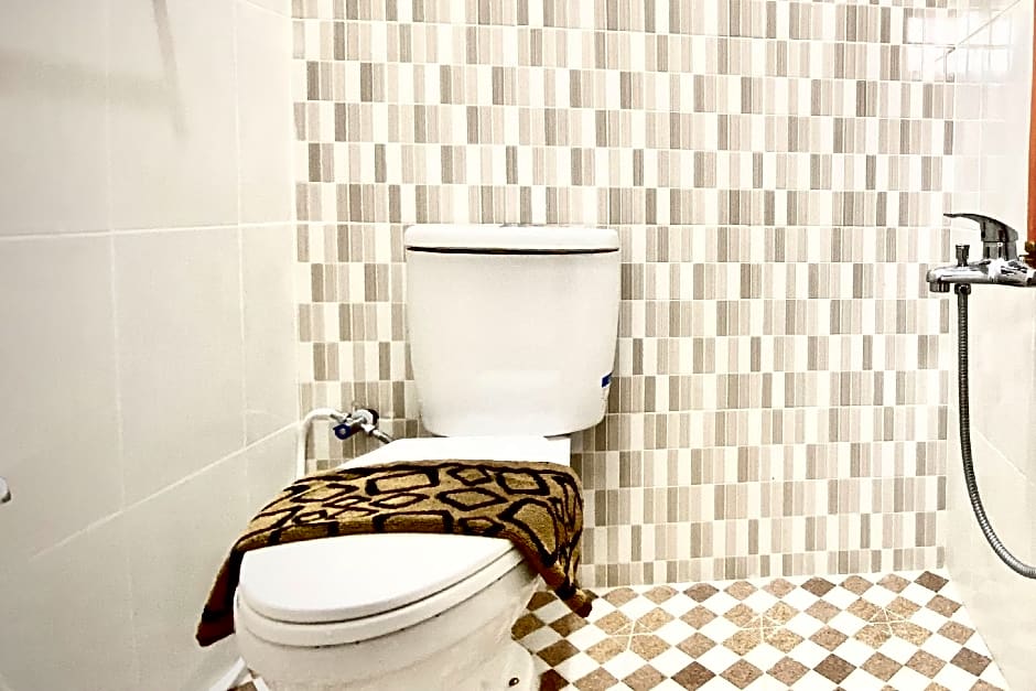 RedDoorz Syariah near Universitas Mercu Buana Kamp