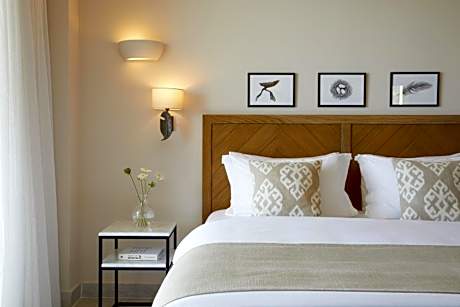 Premium Suite with Hot Tub - Nest Villas & Suites