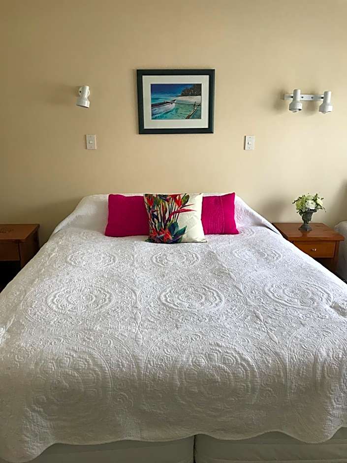 Tipi and Bobs Waterfront Lodge