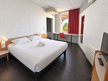 Standard PRM Room with One Double Bed