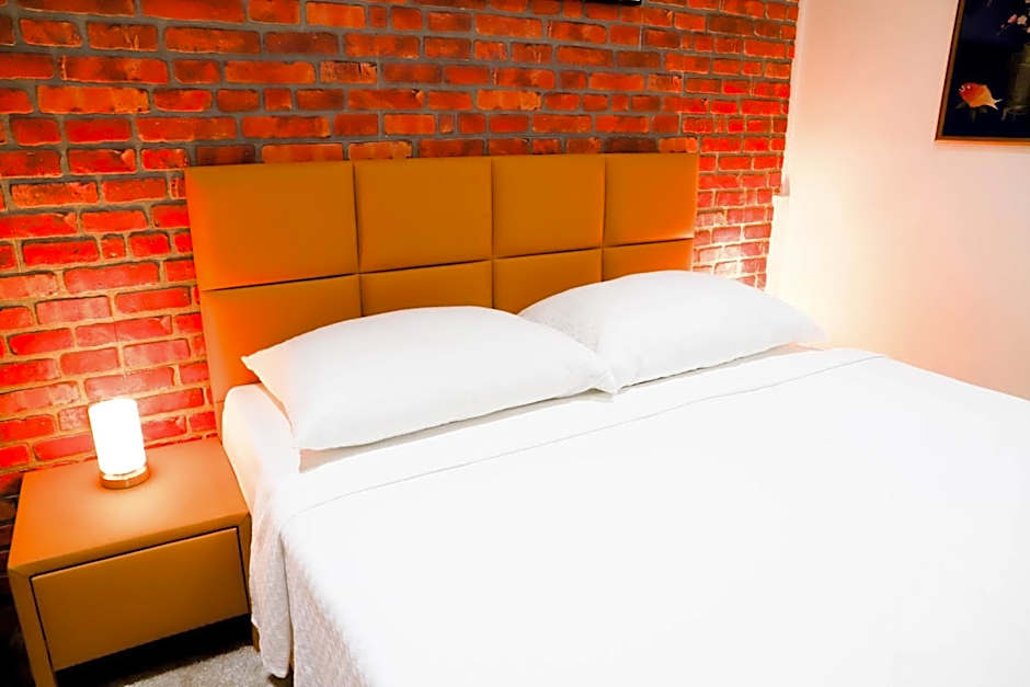 «Go West» guest rooms