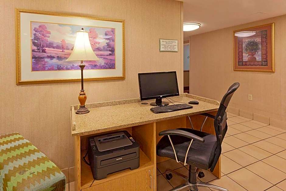 La Quinta Inn & Suites by Wyndham Warwick-Providence Airport