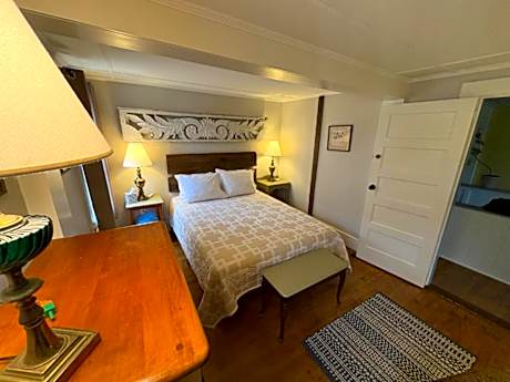 Main Inn - Room 4