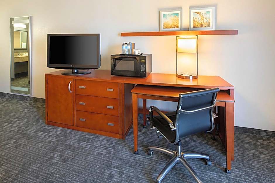 Courtyard by Marriott Dallas Addison/Midway