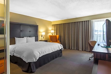 1 King Mobility Access With Tub Nonsmoking Microwv/fridge/hdtv/work Area Free Wi-fi/hot Breakfast In