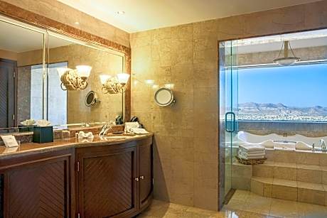 Club lounge access, Presidential Suite, 1 King, Mountain view, High floor