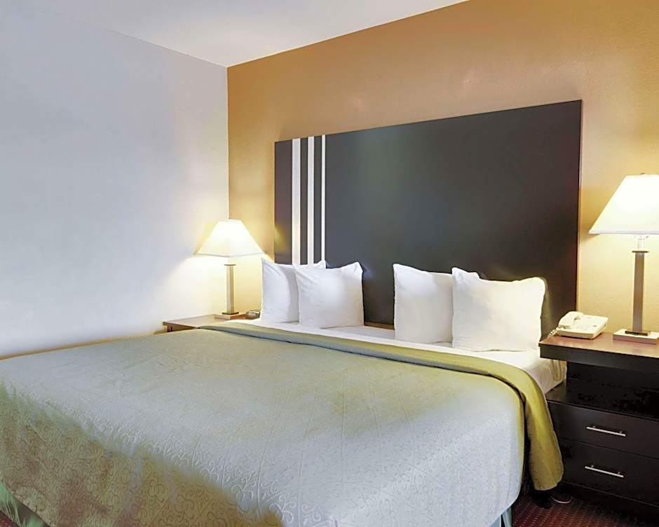 Quality Inn & Suites Clarksville