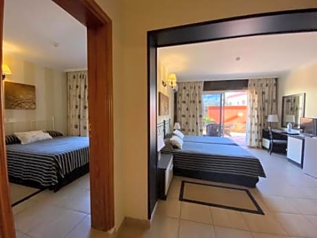 Family Suite (2 Adults + 2 Children)