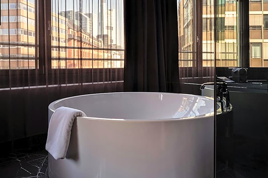 Roomers Frankfurt Central, Autograph Collection