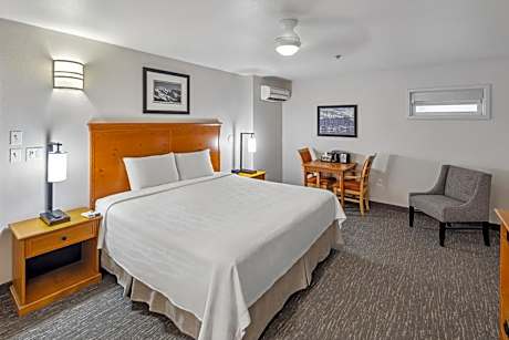 Handicap Accessible King Room – No Exterior Windows