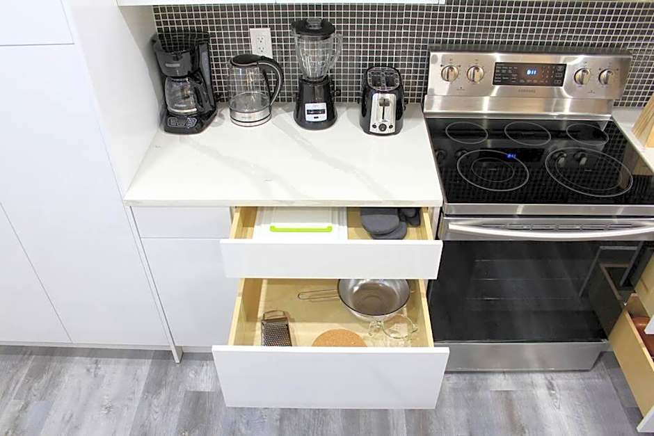 Executive Bsmt Suite, King Bed, 5 min to DT & Whyte Ave, Sleeps 6!