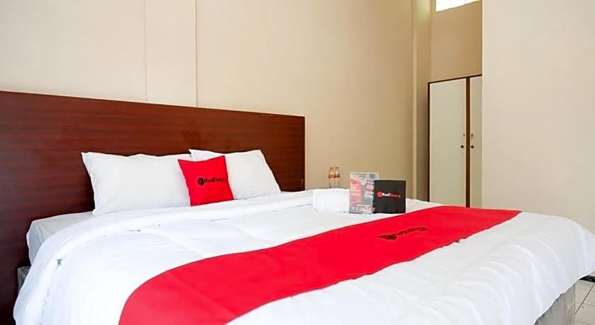 RedDoorz Plus near Stadion Wijaya Kusuma