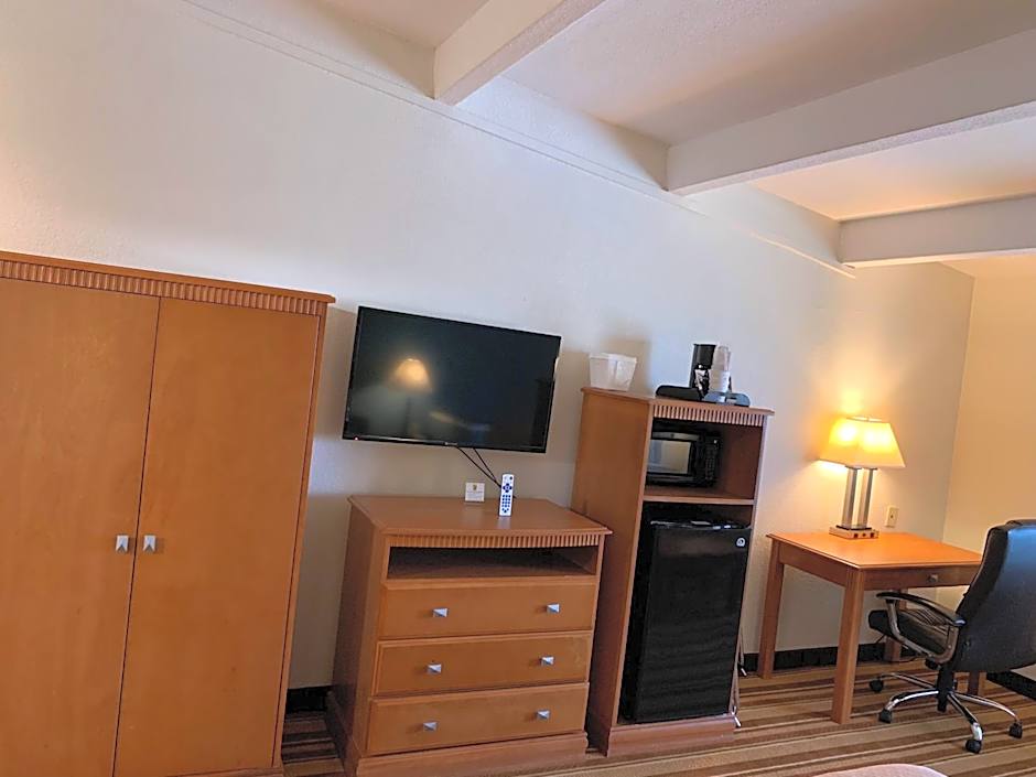 Super 8 by Wyndham Beaumont I-10 South/College St