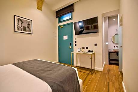 Double Room with window facing internal Courtyard 2