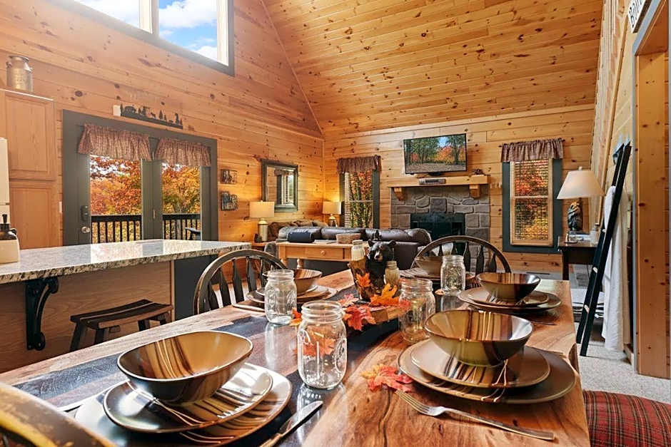 Ryes and Shine Bootlegger's Cabin! Hot Tub* Pool* Arcade* Billiards *EV * Pet Friendly