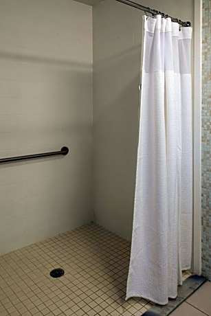 Queen Suite with Mountain View and Adapted Tub - Mobility and Hearing Accessible