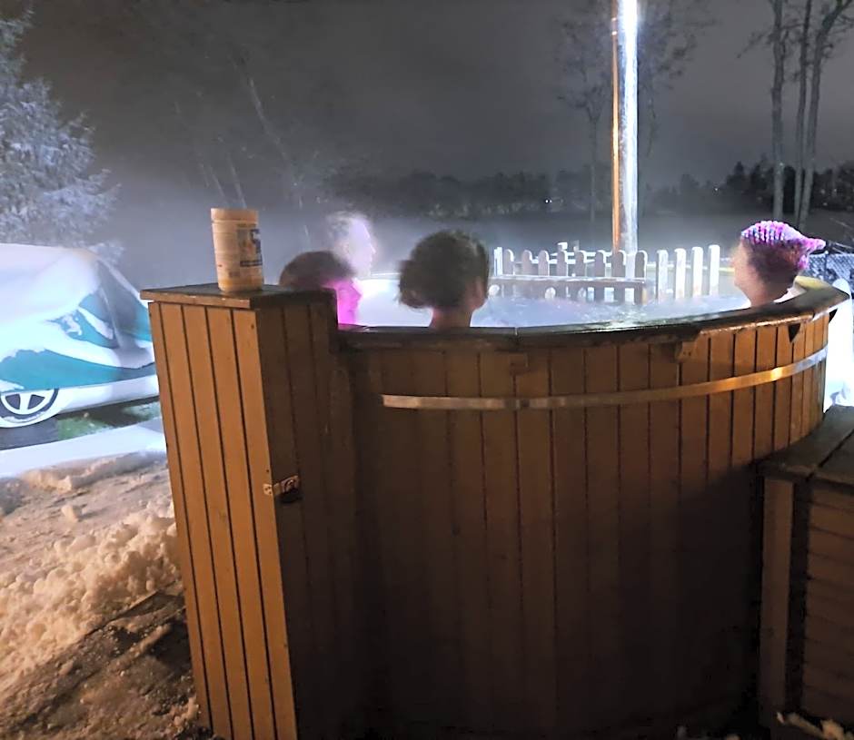 Domki Borowiackie nad brzegiem jeziora