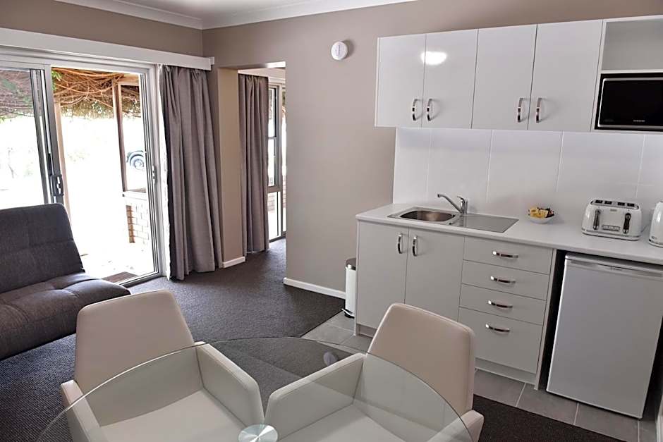 Dutchies Motel Nelson Bay & Dutchmans Beach Apartments