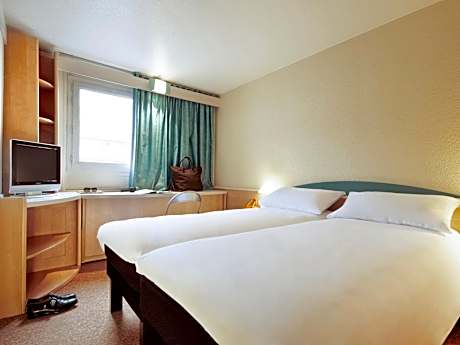 Room with 2 single beds