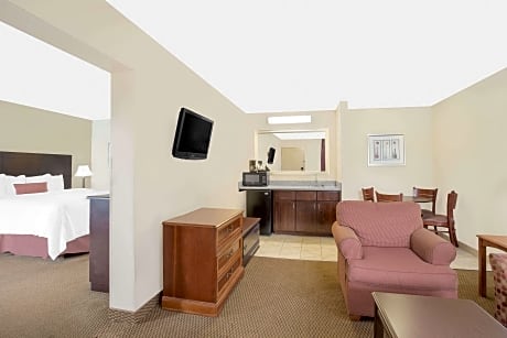 1 King Bed Suite Non-Smoking