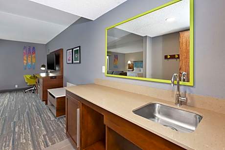 King Room with Roll-In Shower - Mobility Access/Non-Smoking