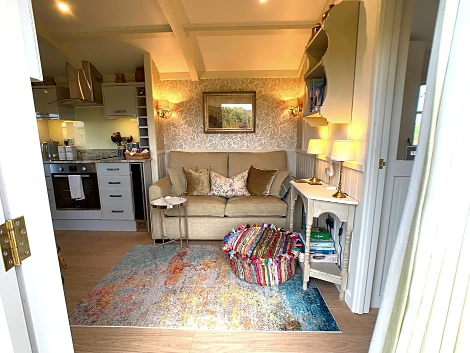 Stunning Shepherds Hut with Superb Views & Fire Pit near a Superb Gastro Pub
