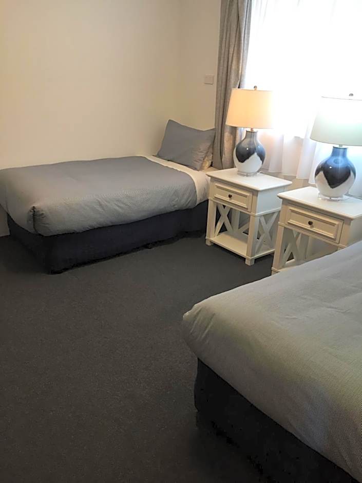 Regatta Point Tavern & Holiday Villas