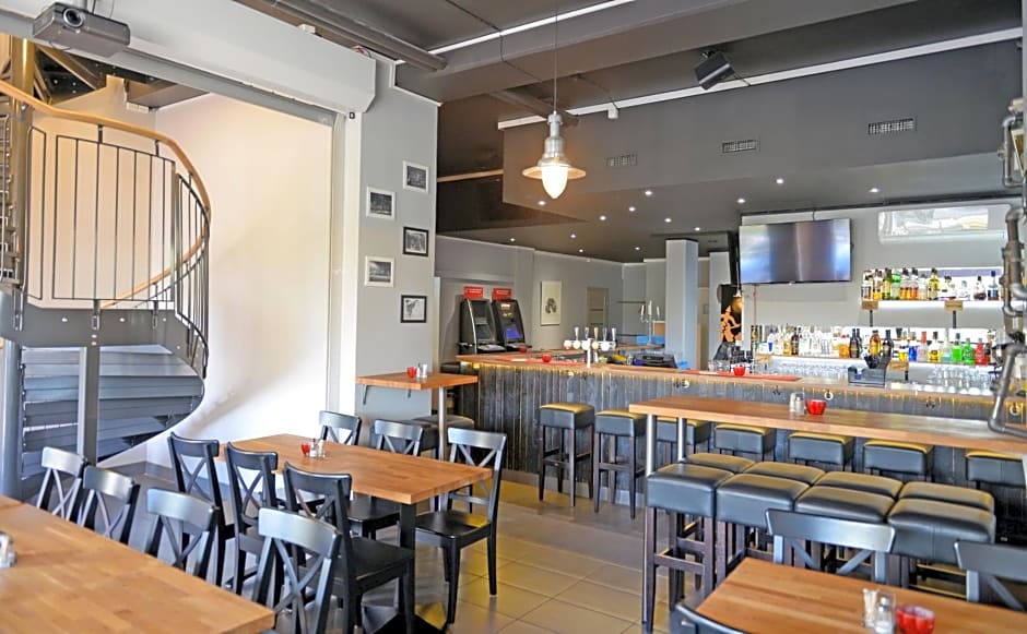 Spoton Hostel & Sportsbar