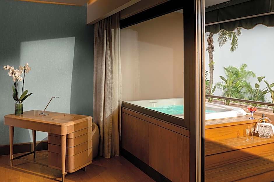 Four Seasons Hotel