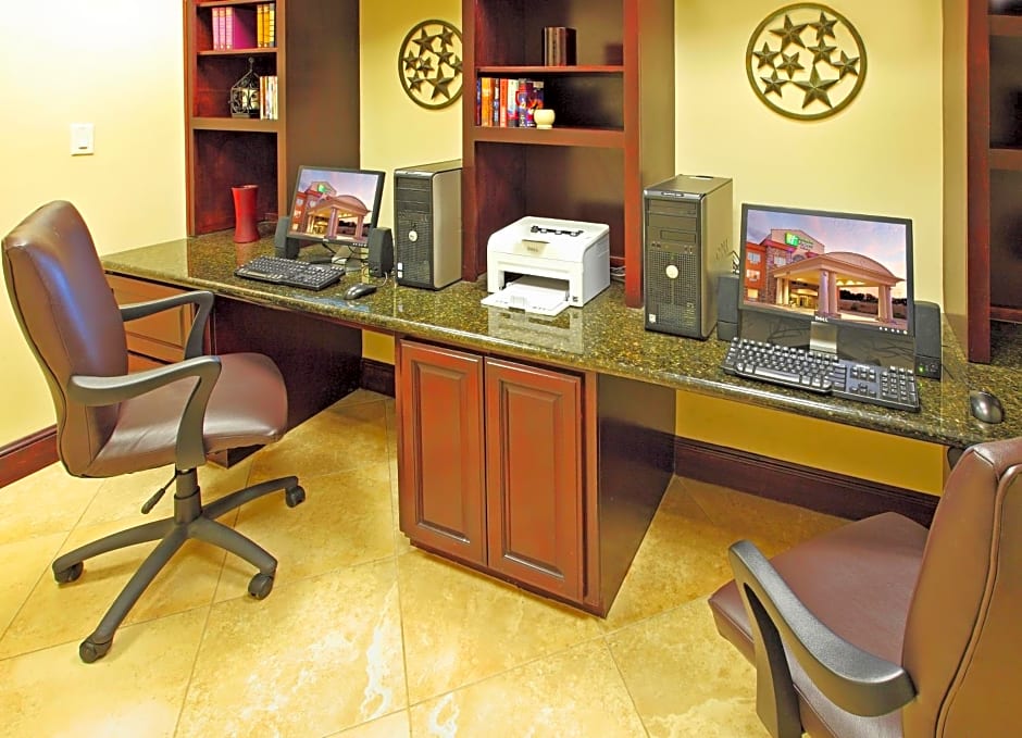 Holiday Inn Express Hotel & Suites Marshall By IHG