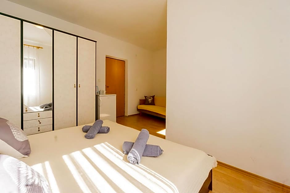 Apartment and Room Bacic