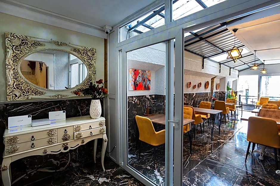 8 Rooms House