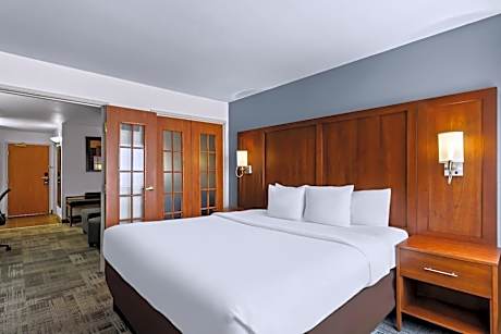 King Suite - Non-Smoking