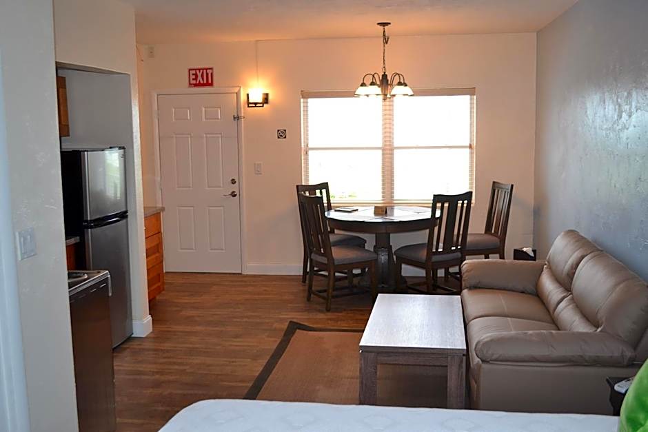 Captain Pips at Knights Key Inn