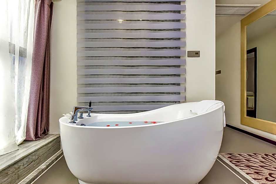 Lavande Hotel Luzhou Jiale Century City